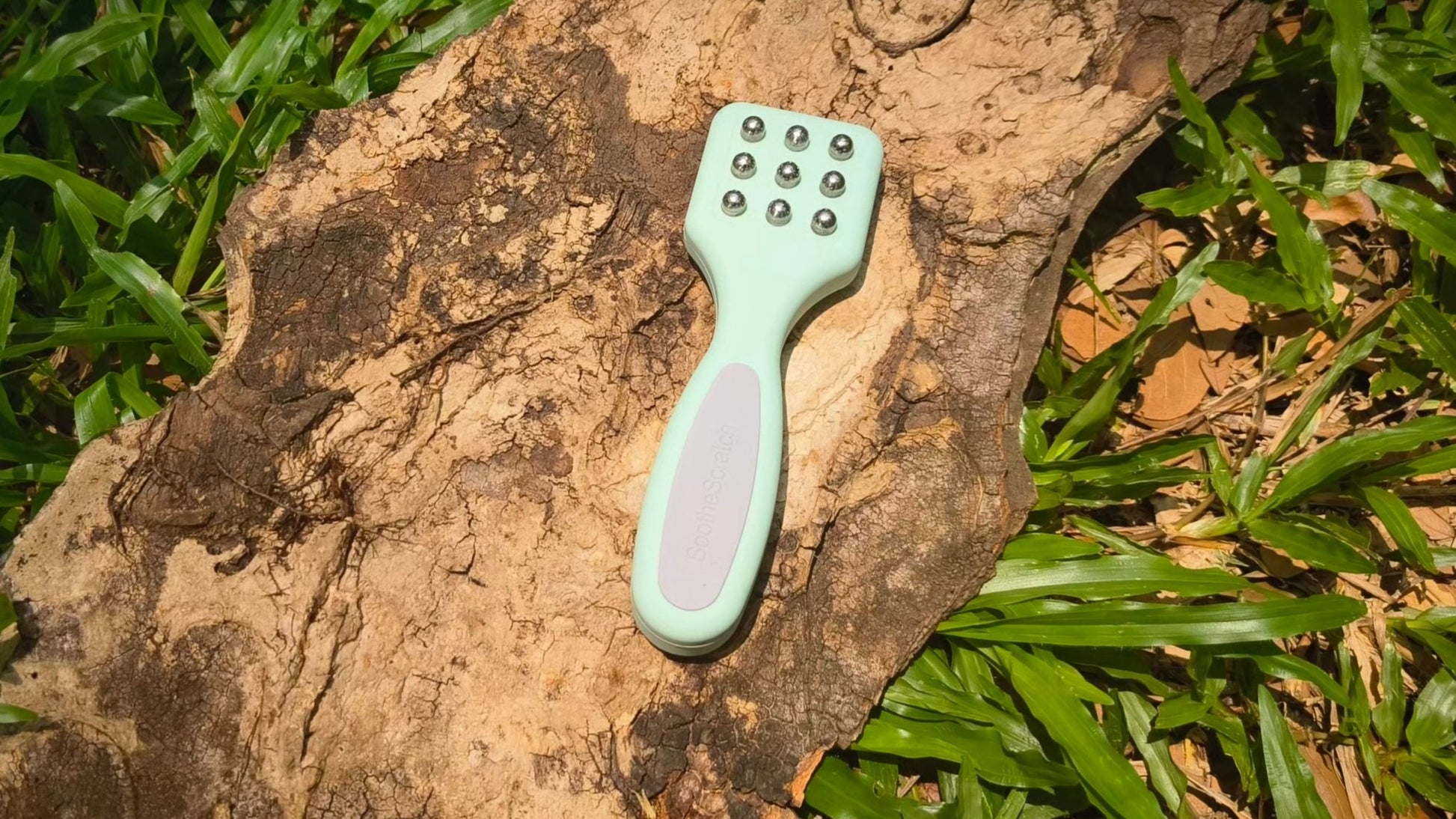 SootheScratch tool image front view nature