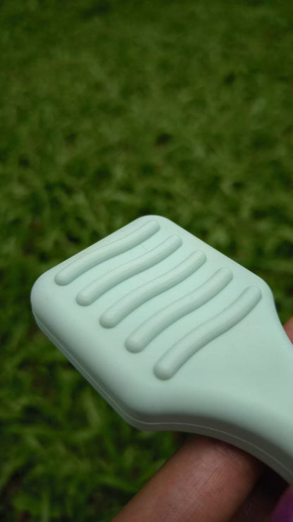 Close up silicone ribs of SootheScratch