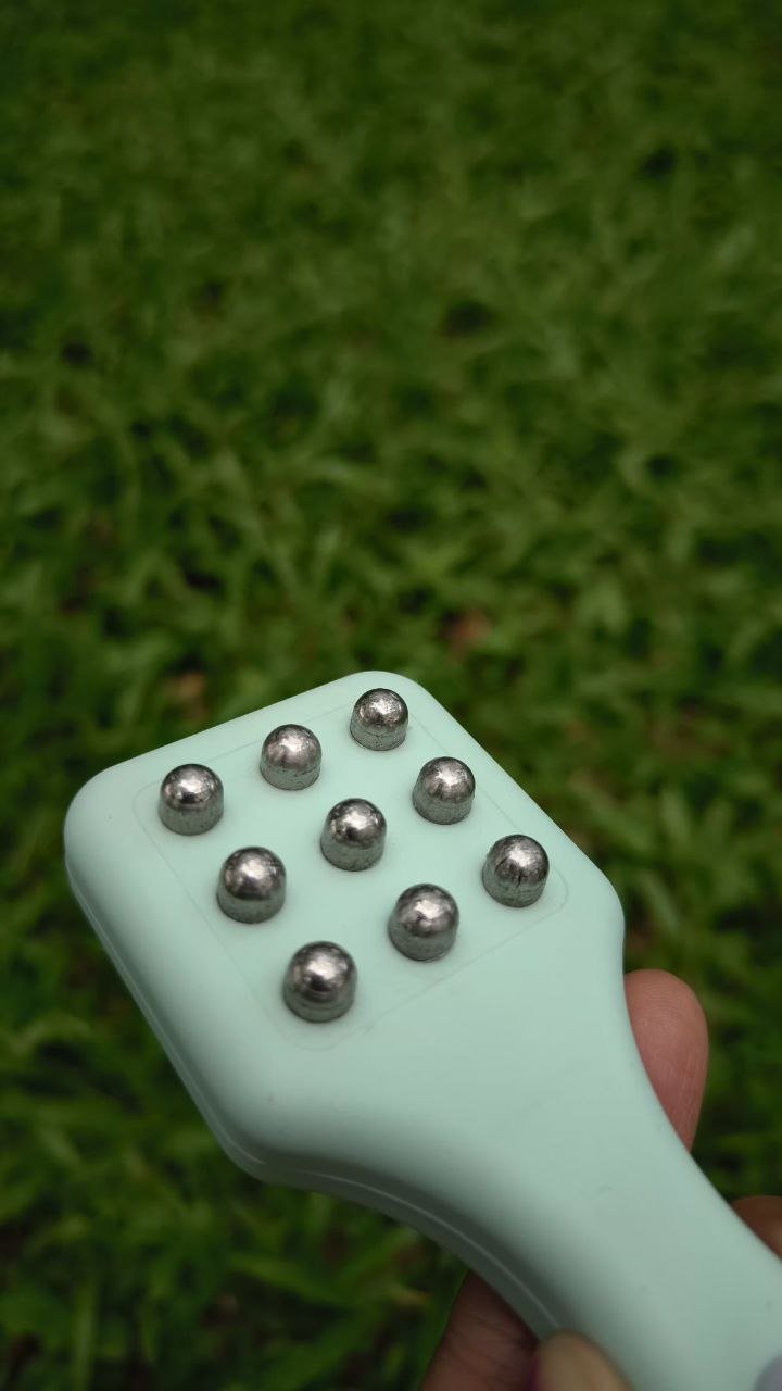 Close up metal tips of SootheScratch